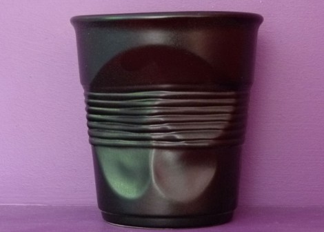 Pot à ustensiles noir froissé