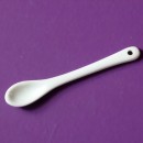 Cuillère en porcelaine blanche