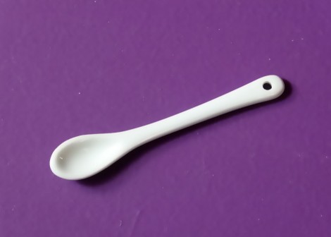 Cuillère en porcelaine blanche