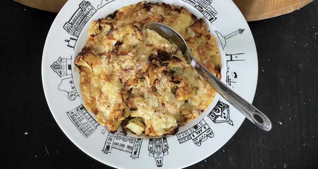 tartiflette sur plat Biarritz par assiettes et compagnie, un gratin de pommes de terre et fromage délicieux