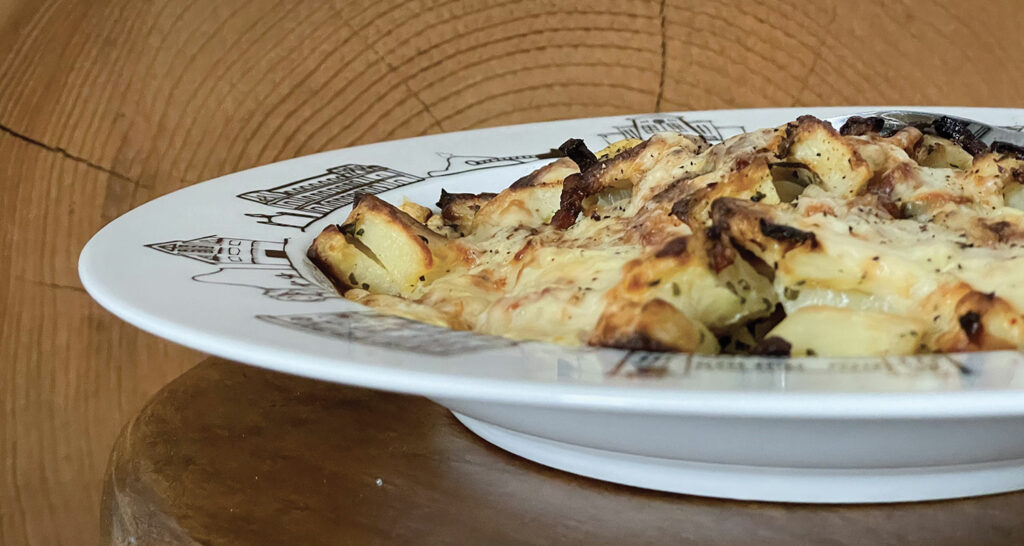 tartiflette sur plat Biarritz par assiettes et compagnie, un gratin de pommes de terre et fromage délicieux