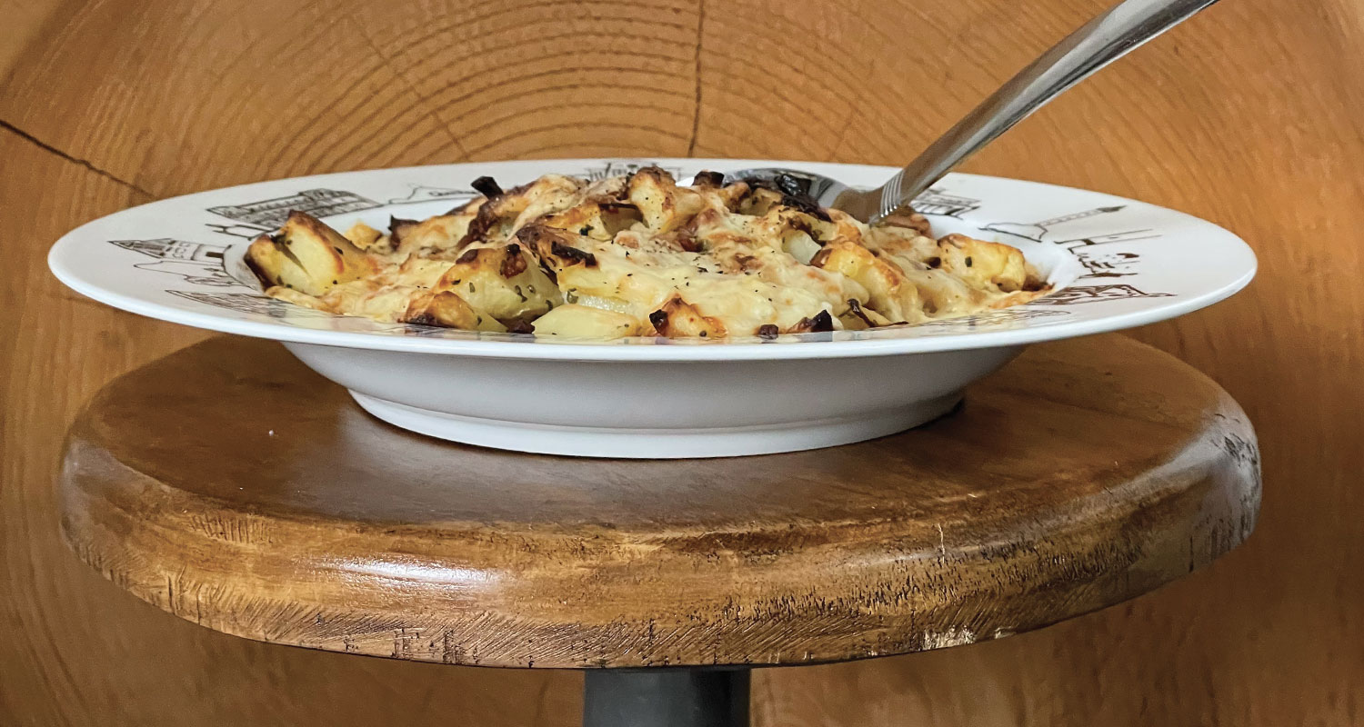 tartiflette sur plat Biarritz par assiettes et compagnie, un gratin de pommes de terre et fromage délicieux