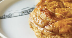 la couronne et la galette des rois est un dessert délicieux que l'on retrouve au pays basque dans plein de boulangeries