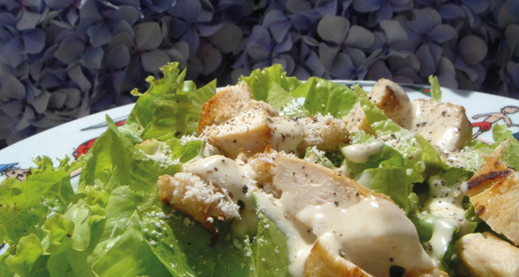 recette de salade caesar, un incontournable du blog et une recette facile à réaliser, présentation sur plat creux family surf