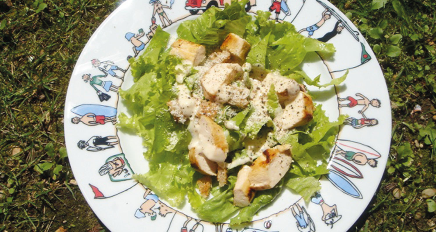 recette de salade caesar, un incontournable du blog et une recette facile à réaliser, présentation sur plat creux family surf
