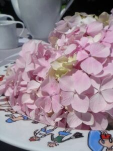 bouquet ortensia dans un plat creux family surf par assiettes et cie