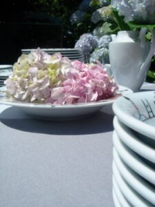 bouquet ortensia dans un plat creux family surf par assiettes et cie