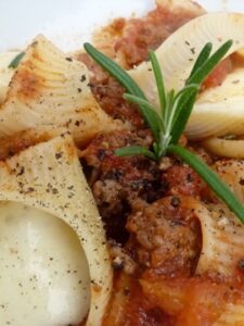 pates lumaconi à la bolognaise sur assiettes et cie