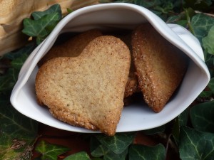 recette de cuisine pour la saint valentin avec des sablés bretons en forme de coeur présentés dans un cornet de frites en porcelaine de chez revol