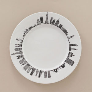 assiette new york pour faire le tour de big apple en un coup de fourchette, un modèle original d'assiettes et compagnie- porcelaine made in france par revol porcelaines