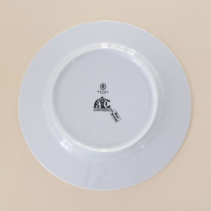 l'assiette basque par assiettes et compagnie retrace toutes les richesses culturelles et architecturales du pays basque, faites le tour des plus jolies villes et des coins cachés qui font tout le charme du pays basque - dessinées à biarritz, les assiettes sont fabriquées par la célèbre maison de porcelaine Revol