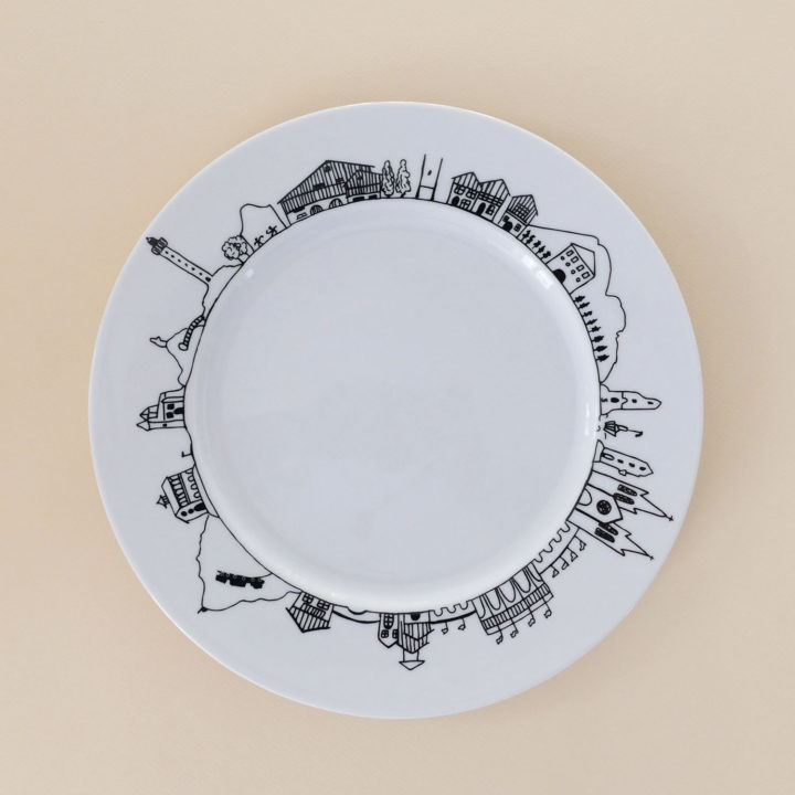 l'assiette basque par assiettes et compagnie retrace toutes les richesses culturelles et architecturales du pays basque, faites le tour des plus jolies villes et des coins cachés qui font tout le charme du pays basque - dessinées à biarritz, les assiettes sont fabriquées par la célèbre maison de porcelaine Revol