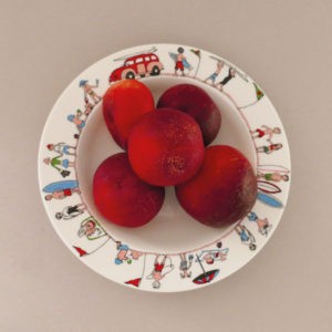 assiette creuse family surf pour mettre vos plats d'été bien en valeur, palt adapté à tous les fours, une création exclusive assiettes et compagnie éditée par revol porcelaine