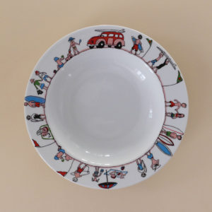 assiette creuse family surf pour mettre vos plats d'été bien en valeur, palt adapté à tous les fours, une création exclusive assiettes et compagnie éditée par revol porcelaine