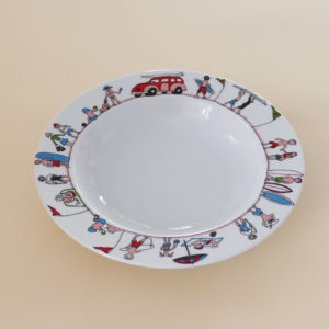plat creux family surf pour mettre vos plats d'été bien en valeur, palt adapté à tous les fours, une création exclusive assiettes et compagnie éditée par revol porcelaine