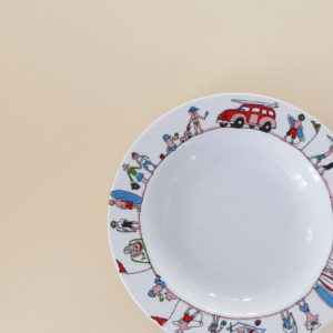 plat creux family surf pour mettre vos plats d'été bien en valeur, palt adapté à tous les fours, une création exclusive assiettes et compagnie éditée par revol porcelaine