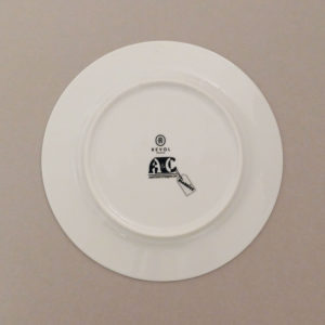 l'assiette dessert Biarritz par assiettes et compagnie c'est un véritable carnet de voyage dans la ville - une création assiettes et compagnie éditée par le porcelainier Revol - made in france