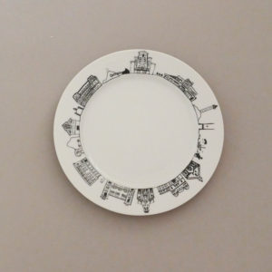 l'assiette dessert Biarritz par assiettes et compagnie c'est un véritable carnet de voyage dans la ville - une création assiettes et compagnie éditée par le porcelainier Revol - made in france