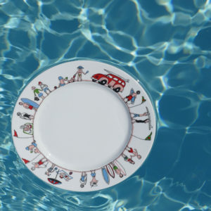 assiette dessert collection family surf, une véritable assiette creuse made in france avec le dessin original d'assiettes et compagnie sur le thème du surf, de la plage et des vacances - une exclusivité assiettes et compagnie, éditée par la maison Revol