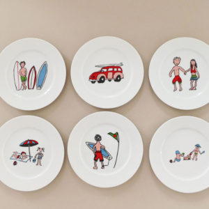 coffret mini surfing est un coffret de 6 assiettes à desserts avec un dessin original pour chaque assiette, une série exclusive d'assiettes et compagnie