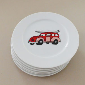 coffret mini surfing est un coffret de 6 assiettes à desserts avec un dessin original pour chaque assiette, une série exclusive d'assiettes et compagnie
