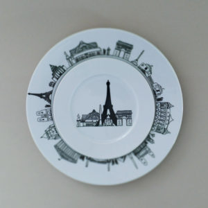 le coffret mini monde comporte 6 assiettes à dessert en porcelaine blanche avec 6 dessins originaux représentant des grandes villes : Paris, New York, Londres, Rome, Tokyo et Rio - création originale d'assiettes et compagnie éditée par la maison revol
