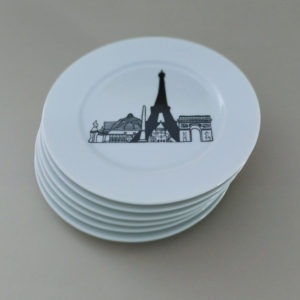 le coffret mini monde comporte 6 assiettes à dessert en porcelaine blanche avec 6 dessins originaux représentant des grandes villes : Paris, New York, Londres, Rome, Tokyo et Rio - création originale d'assiettes et compagnie éditée par la maison revol