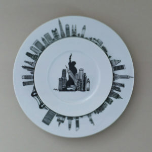 le coffret mini monde comporte 6 assiettes à dessert en porcelaine blanche avec 6 dessins originaux représentant des grandes villes : Paris, New York, Londres, Rome, Tokyo et Rio - création originale d'assiettes et compagnie éditée par la maison revol