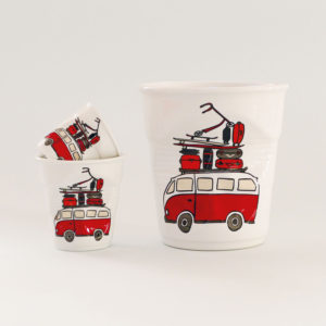 tasse la plage, des tasses petites et grandes avec l'illutration du combi VW des surfeurs, très célèbres au pays basque, une création originale d'assiettes et compagnie - éditée par porcelaine revol