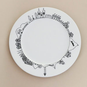 plat pays basque en porcelaine par assiettes et compagnie, édité par revol porcelaine