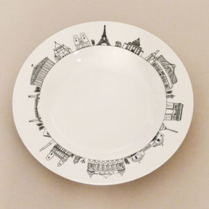 plat pays basque en porcelaine par assiettes et compagnie, édité par revol porcelaine