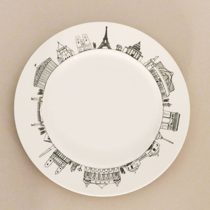 le plat Paris par assiettes et compagnie c'est un véritable carnet de voyage dans la ville - une création assiettes et compagnie éditée par le porcelainier Revol - made in france