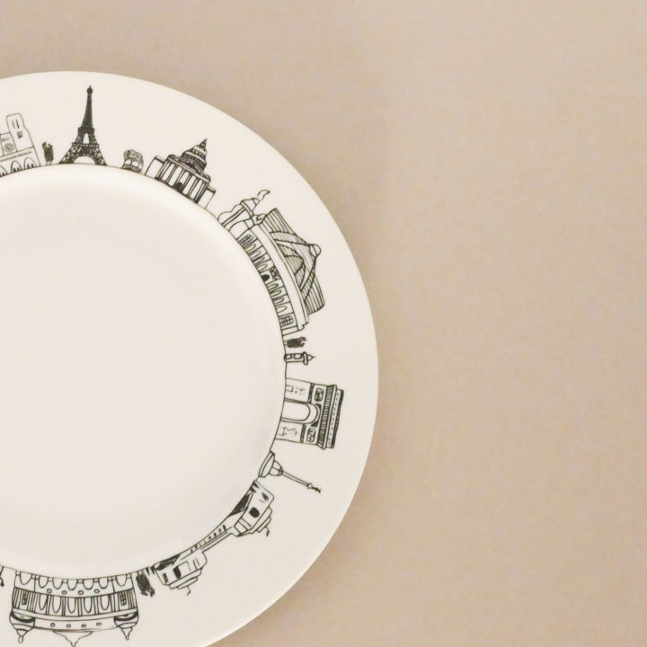 le plat parisk par assiettes et compagnie c'est un véritable carnet de voyage dans la ville - une création assiettes et compagnie éditée par le porcelainier Revol - made in france