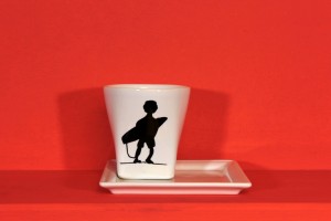 La sous tasse carrée et sa tasse Surfeur par Assiettes & Compagnie