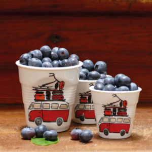 tasse la plage, des tasses petites et grandes avec l'illutration du combi VW des surfeurs, très célèbres au pays basque, une création originale d'assiettes et compagnie - éditée par porcelaine revol