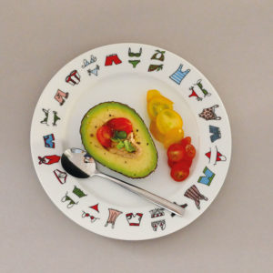 assiette dessert collection family surf, une véritable assiette creuse made in france avec le dessin original d'assiettes et compagnie sur le thème du surf, de la plage et des vacances - une exclusivité assiettes et compagnie, éditée par la maison Revol