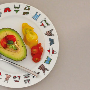 assiette dessert collection family surf, une véritable assiette creuse made in france avec le dessin original d'assiettes et compagnie sur le thème du surf, de la plage et des vacances - une exclusivité assiettes et compagnie, éditée par la maison Revol