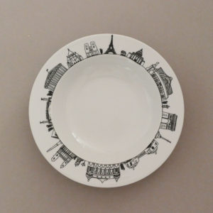 assiette creuse Paris par assiettes et compagnie c'est un véritable carnet de voyage dans la ville - une création assiettes et compagnie éditée par le porcelainier Revol - made in france