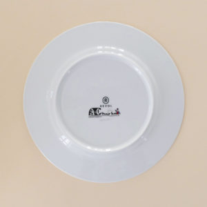 assiette dessert collection family surf, une véritable assiette creuse made in france avec le dessin original d'assiettes et compagnie sur le thème du surf, de la plage et des vacances - une exclusivité assiettes et compagnie, éditée par la maison Revol