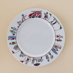 assiette dessert collection family surf, une véritable assiette creuse made in france avec le dessin original d'assiettes et compagnie sur le thème du surf, de la plage et des vacances - une exclusivité assiettes et compagnie, éditée par la maison Revol