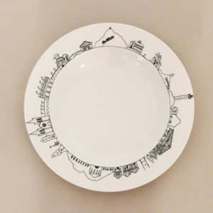 plat creux pays basque en porcelaine par assiettes et compagnie, édité par revol porcelaine