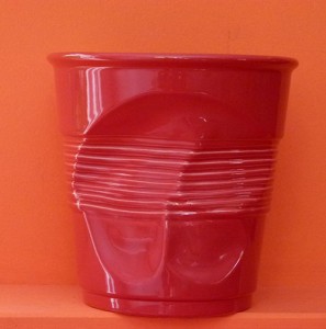 le pot à ustensiles est la version XL de la tasse froissée Revol afin de mettre des ustensiles de cuisine