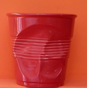 seau à champagne en porcelaine rouge par les ateliers Revol, made in France