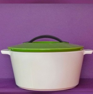 la cocotte revolution est une cocotte qui passe du congélateur au four, du four à micro ondes au lave vaisselle, c'est une création française par les ateliers Revol