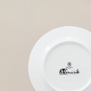 plat de présentation family surf, une collection exclusive d'assiettes et compagnie fabriquée en france par revol porcelaine, un plat creux pratique comme un plat à gratin qui va à tous les fours et au lave vaisselle