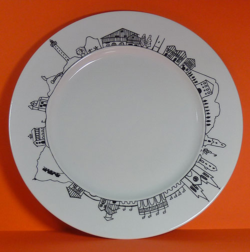 plat pays basque pour présenter, pour gratiner, en faisant le tour du pays basque, création française par les ateliers revol et en exclusivité pour assiettes et compagnie