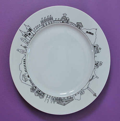 plat pays basque pour présenter, pour gratiner, en faisant le tour du pays basque, création française par les ateliers revol et en exclusivité pour assiettes et compagnie