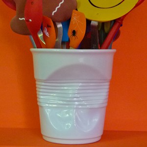 pot à ustensiles revol en porcelaine blanche froissée, fabrication française