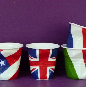 coffret de 4 tasses flag avec USA, France, Italie et Grande Bretagne, qui sont les 4 premières tasses drapeaux de revol, collection flag by béatrice pene
