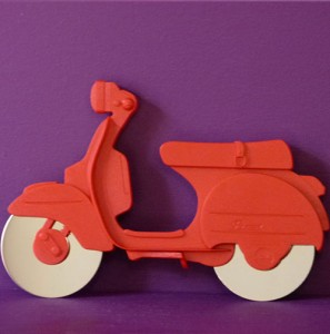 coupe pizza en forme de scooter vespa italienne, c'est un ustensile de cuisine indispensable pour les fans de pizza et les experts de la dolce vita iltalienne